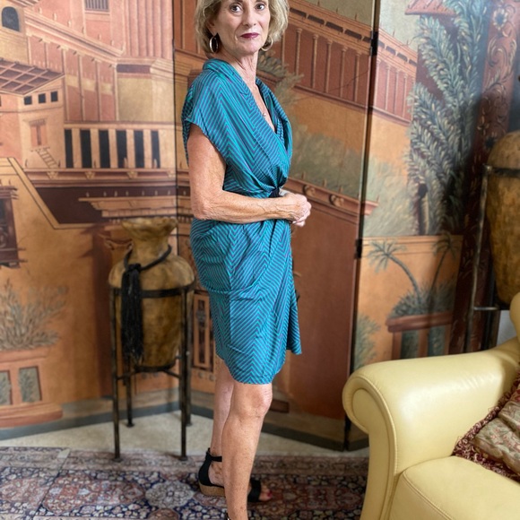 VERTIGO- Illusional Striped Shirt Sleeve Dress - Picture 8 of 11